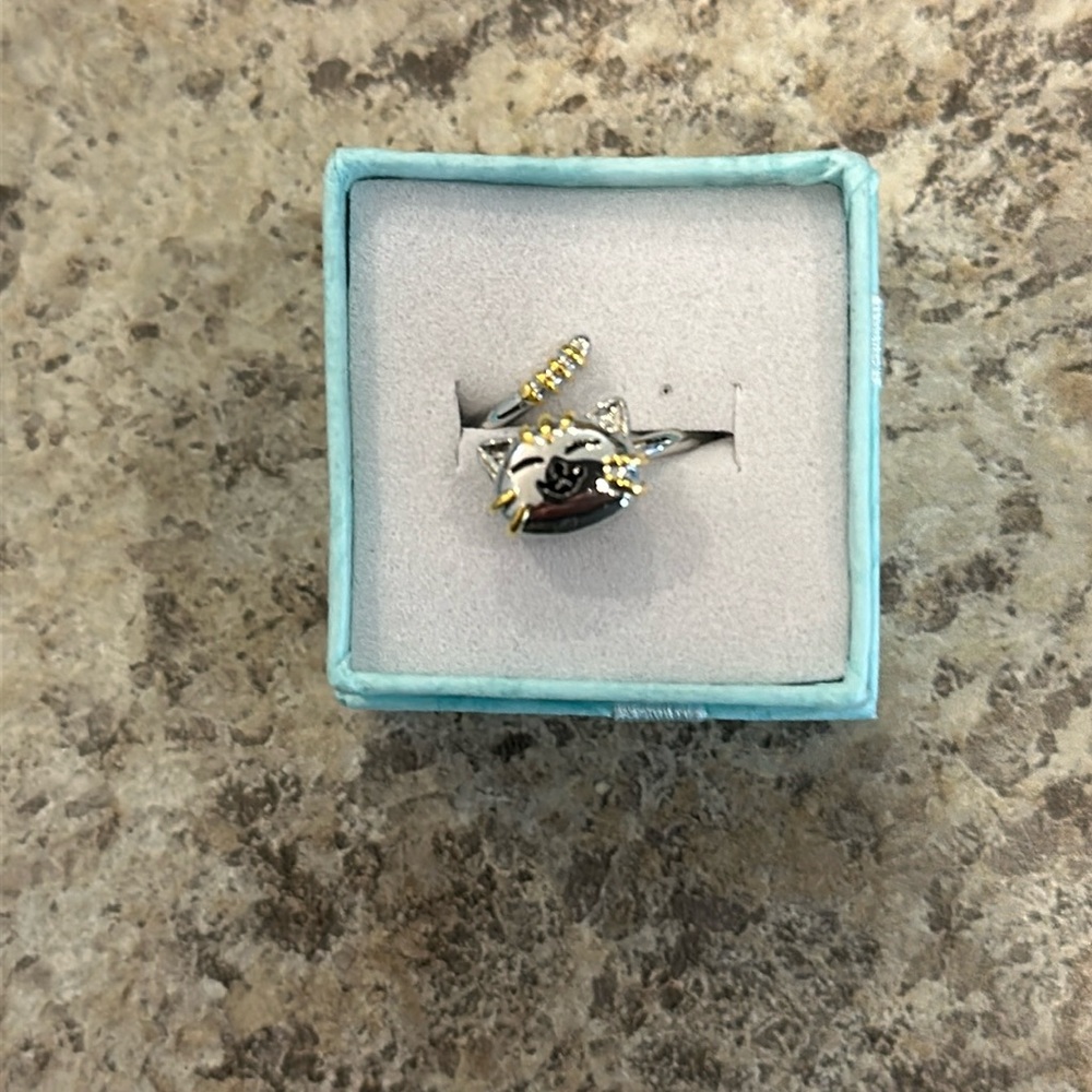 New 925 sterling silver cat ring. The head spins